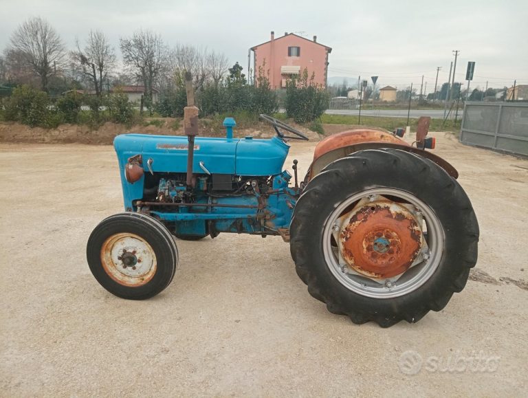 Trattore Fordson Super Dexta In Scala 1/16 - Universal Hobbies Modello Die-Cast J2900 - Foto 3