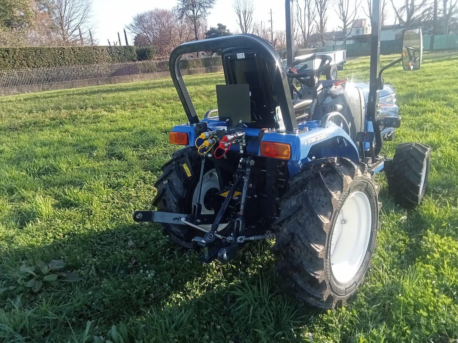 UNIVERSAL HOBBIES - Tracteur ISEKI Big-T T8S305 - Disponible en juin 2025 - 1... EUR 76,59 - FR
